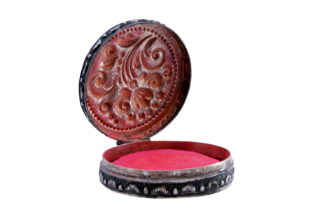 Caixa de toilette em prata para "rouge" relevada com motivos na tampa basculante.